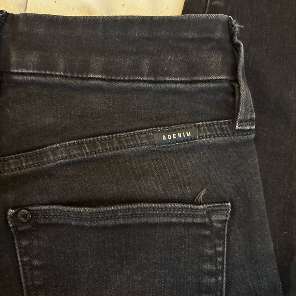 Sleek Black Skinny Jeans with Quality Denim - Picture 4 of 9